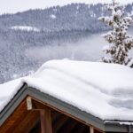 雪止めネットを屋根に設置したい場合の選び方と雪止め金具との違い