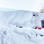屋根やカーポートの雪下ろしの際の注意点や対策、おすすめ道具のご紹介！雪庇落としや雪落とし棒
