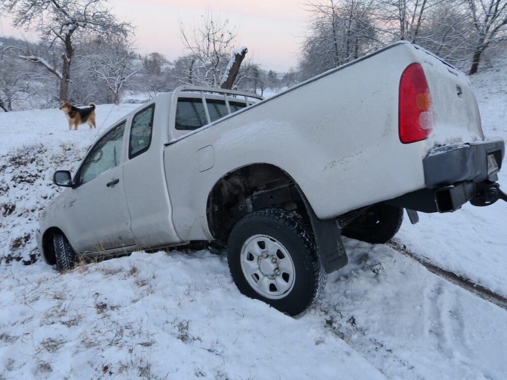 車のタイヤが雪にハマったときの対策